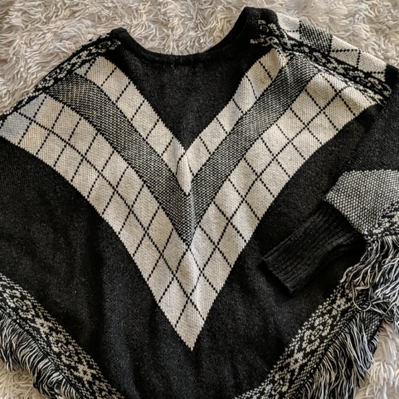 Plaid gray cream poncho - Picture 1 of 4